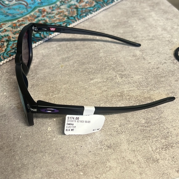 Oakley Objector Sun glasses - Picture 2 of 4